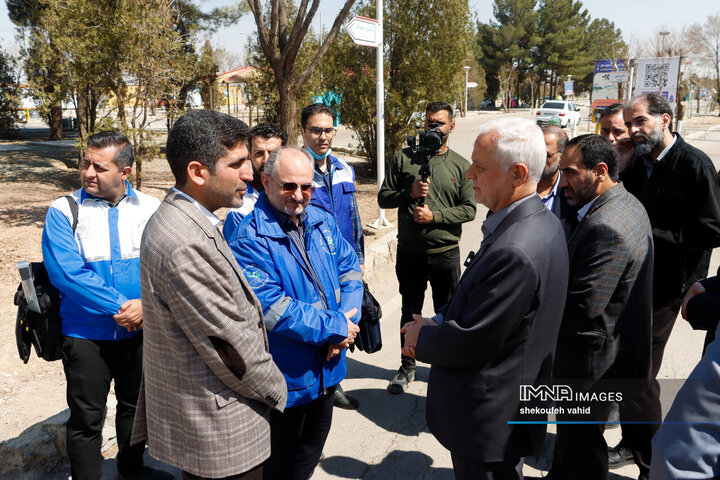 بازدید شهردار اصفهان از مجموعه اسکان موقت باغ فدک
