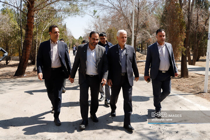 بازدید شهردار اصفهان از مجموعه اسکان موقت باغ فدک