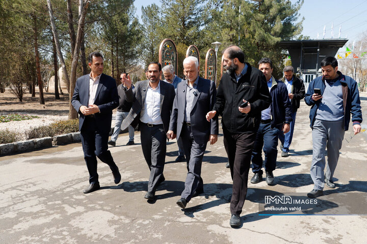 بازدید شهردار اصفهان از مجموعه اسکان موقت باغ فدک