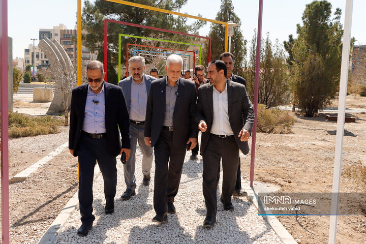 بازدید شهردار اصفهان از مجموعه اسکان موقت باغ فدک