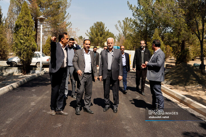 بازدید شهردار اصفهان از مجموعه اسکان موقت باغ فدک