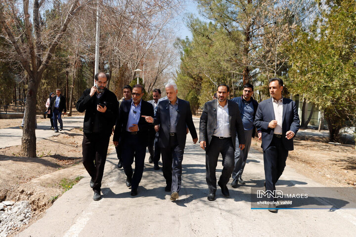 بازدید شهردار اصفهان از مجموعه اسکان موقت باغ فدک