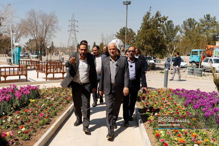 بازدید شهردار اصفهان از مجموعه اسکان موقت باغ فدک