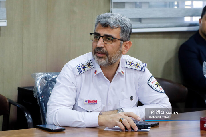 بازدید فرماندار اصفهان از کمپ اسکان موقت باغ فدک