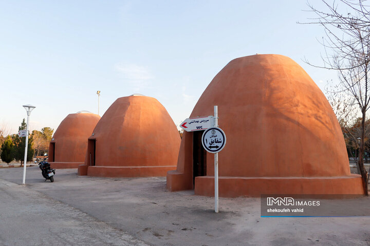 بازدید فرماندار اصفهان از کمپ اسکان موقت باغ فدک