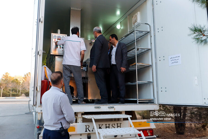 بازدید فرماندار اصفهان از کمپ اسکان موقت باغ فدک