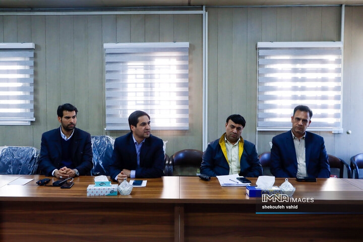 بازدید فرماندار اصفهان از کمپ اسکان موقت باغ فدک