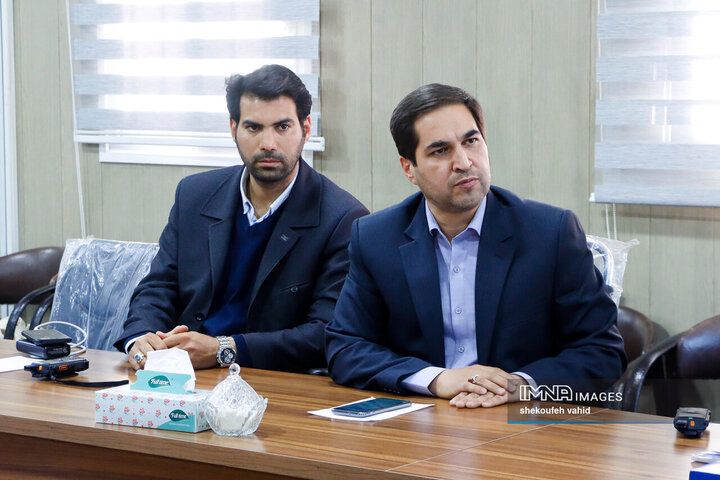 بازدید فرماندار اصفهان از کمپ اسکان موقت باغ فدک