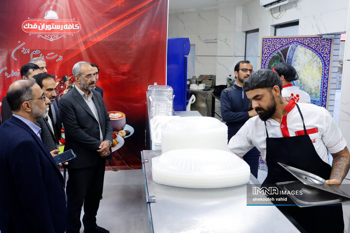 بازدید فرماندار اصفهان از کمپ اسکان موقت باغ فدک