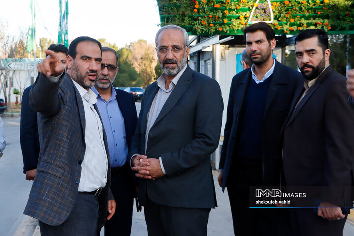 بازدید فرماندار اصفهان از کمپ اسکان موقت باغ فدک