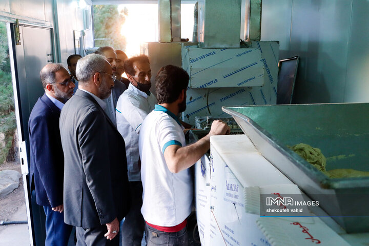 بازدید فرماندار اصفهان از کمپ اسکان موقت باغ فدک