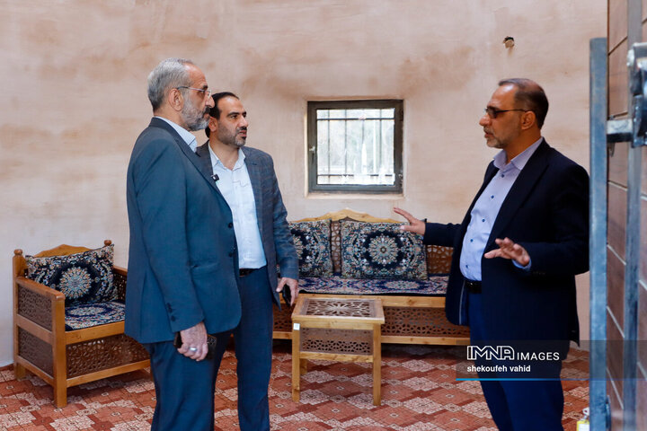 بازدید فرماندار اصفهان از کمپ اسکان موقت باغ فدک