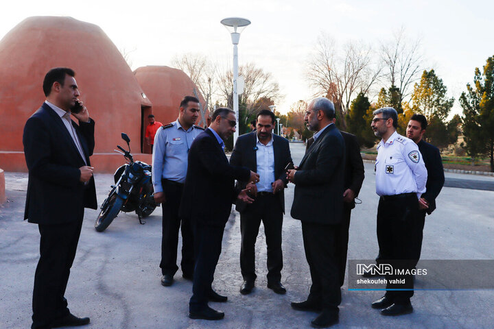 بازدید فرماندار اصفهان از کمپ اسکان موقت باغ فدک