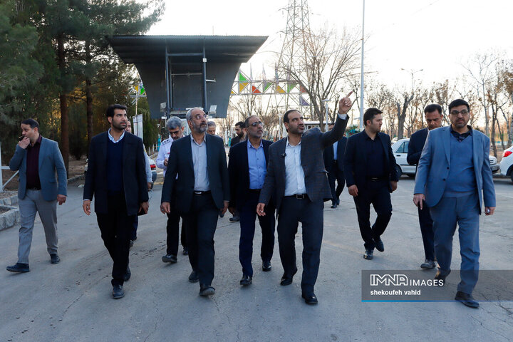 بازدید فرماندار اصفهان از کمپ اسکان موقت باغ فدک