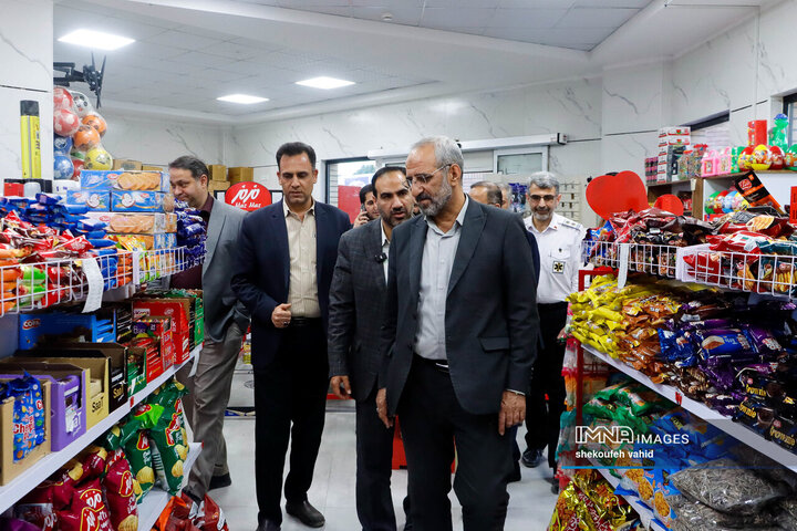 بازدید فرماندار اصفهان از کمپ اسکان موقت باغ فدک