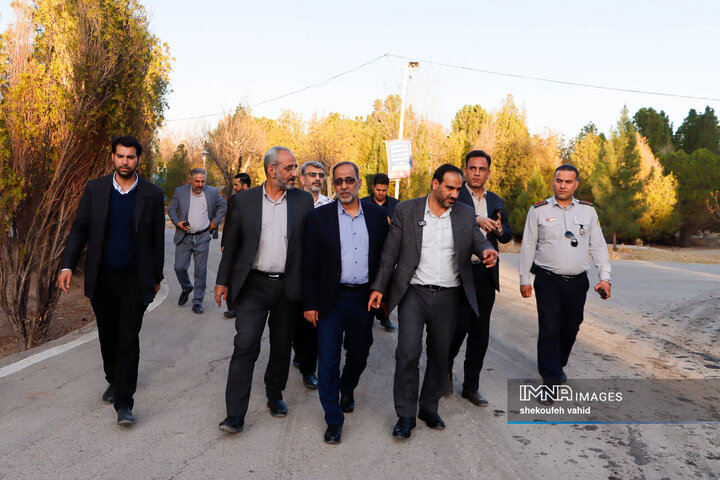 بازدید فرماندار اصفهان از کمپ اسکان موقت باغ فدک