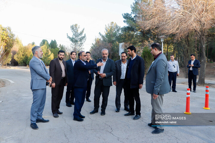 بازدید فرماندار اصفهان از کمپ اسکان موقت باغ فدک