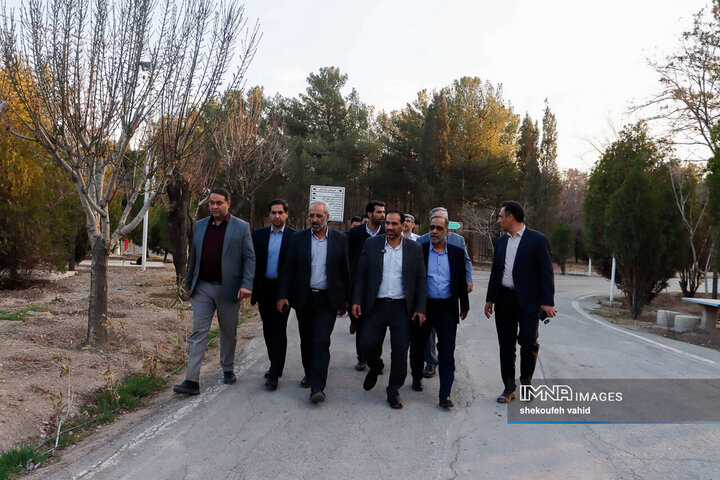 بازدید فرماندار اصفهان از کمپ اسکان موقت باغ فدک