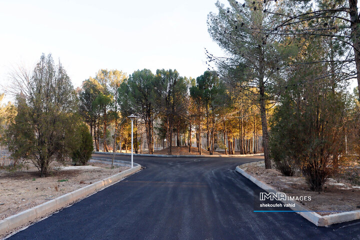 بازدید فرماندار اصفهان از کمپ اسکان موقت باغ فدک