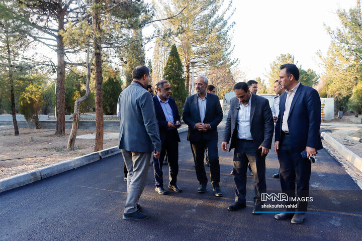 بازدید فرماندار اصفهان از کمپ اسکان موقت باغ فدک