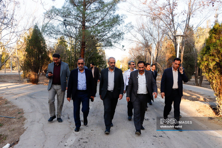 بازدید فرماندار اصفهان از کمپ اسکان موقت باغ فدک