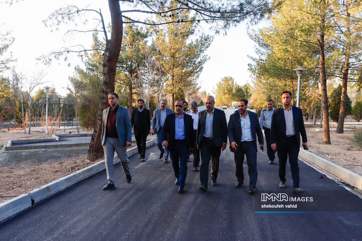 بازدید فرماندار اصفهان از کمپ اسکان موقت باغ فدک