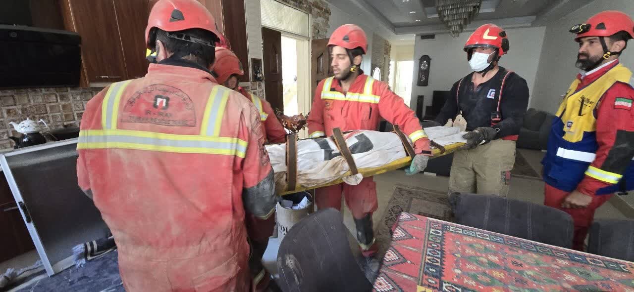 تخریب ساختمان قدیمی در پایتخت ۴ مصدوم و یک فوتی برجای گذاشت + عکس