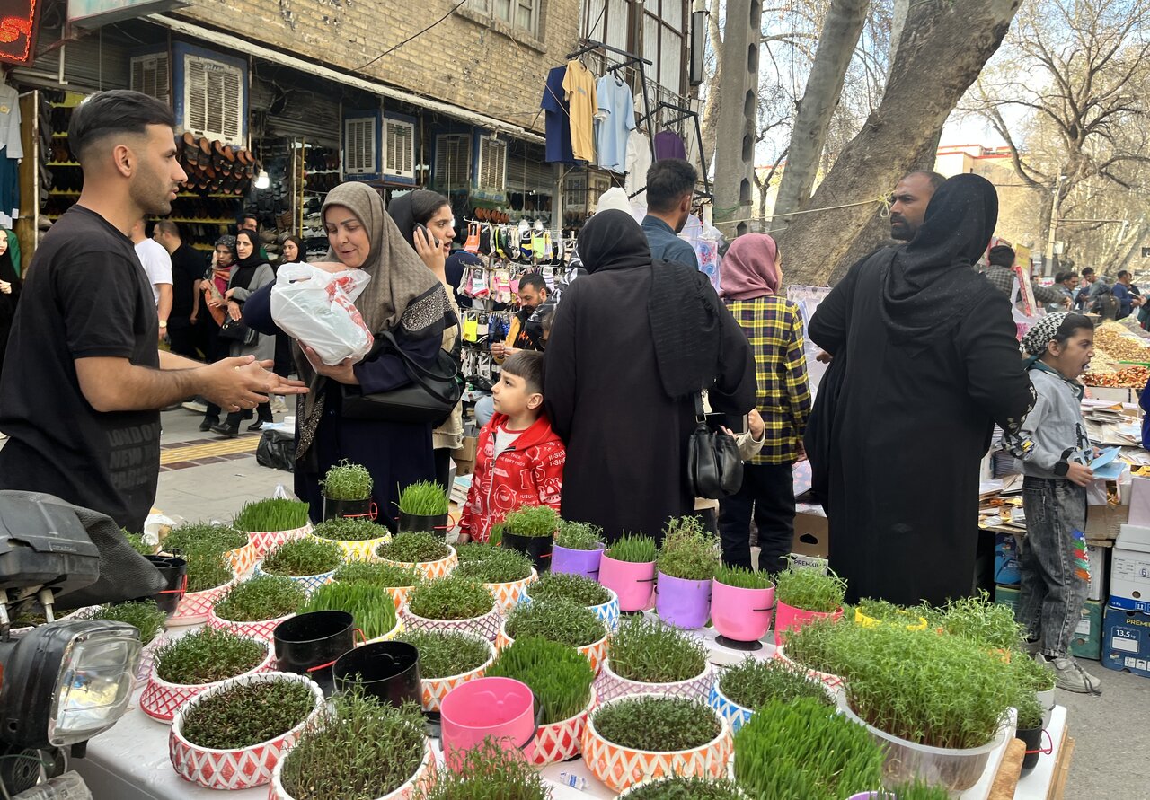 شور و شوق خرید عید در خیابانهای شهر