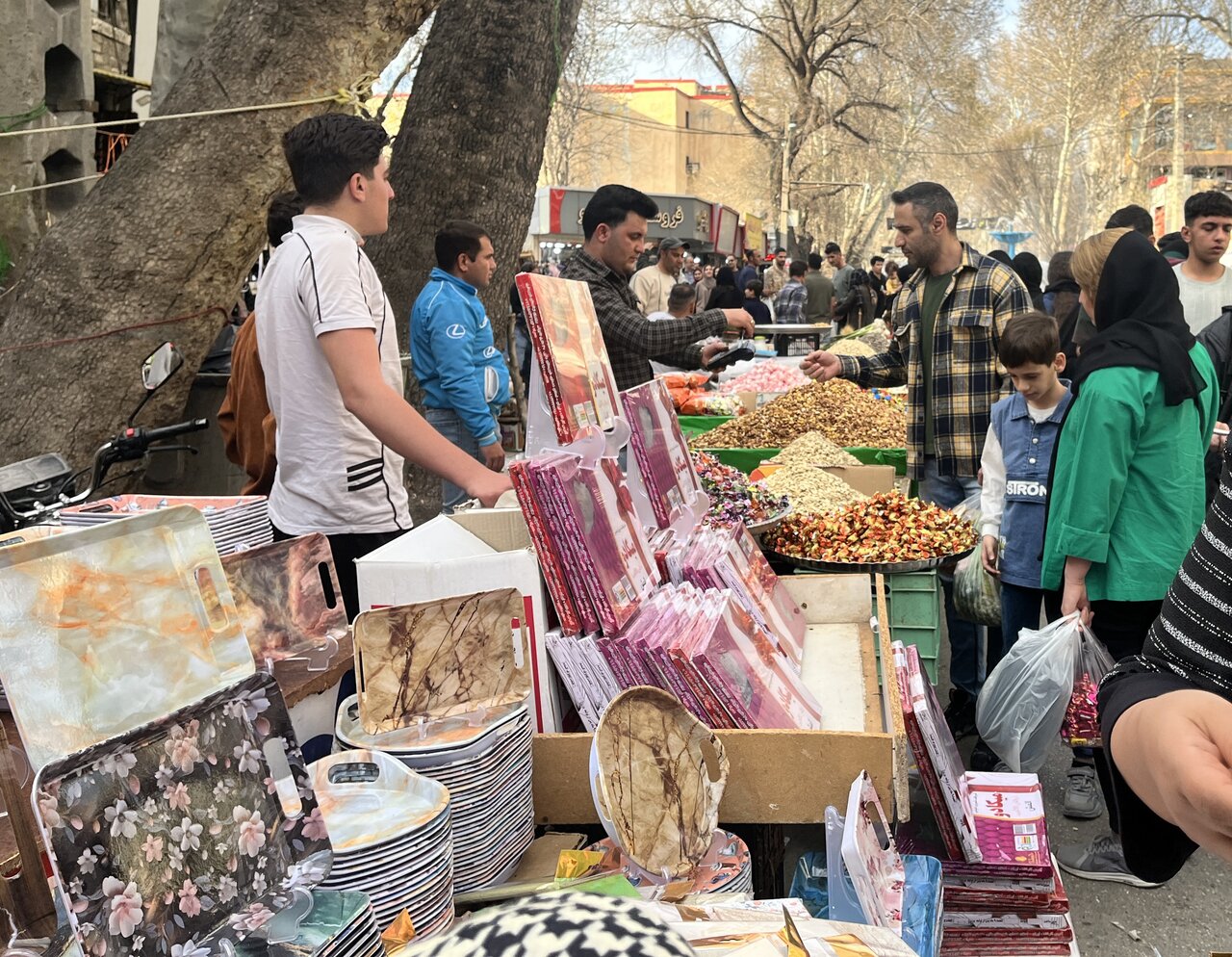 شور و شوق خرید عید در خیابانهای شهر