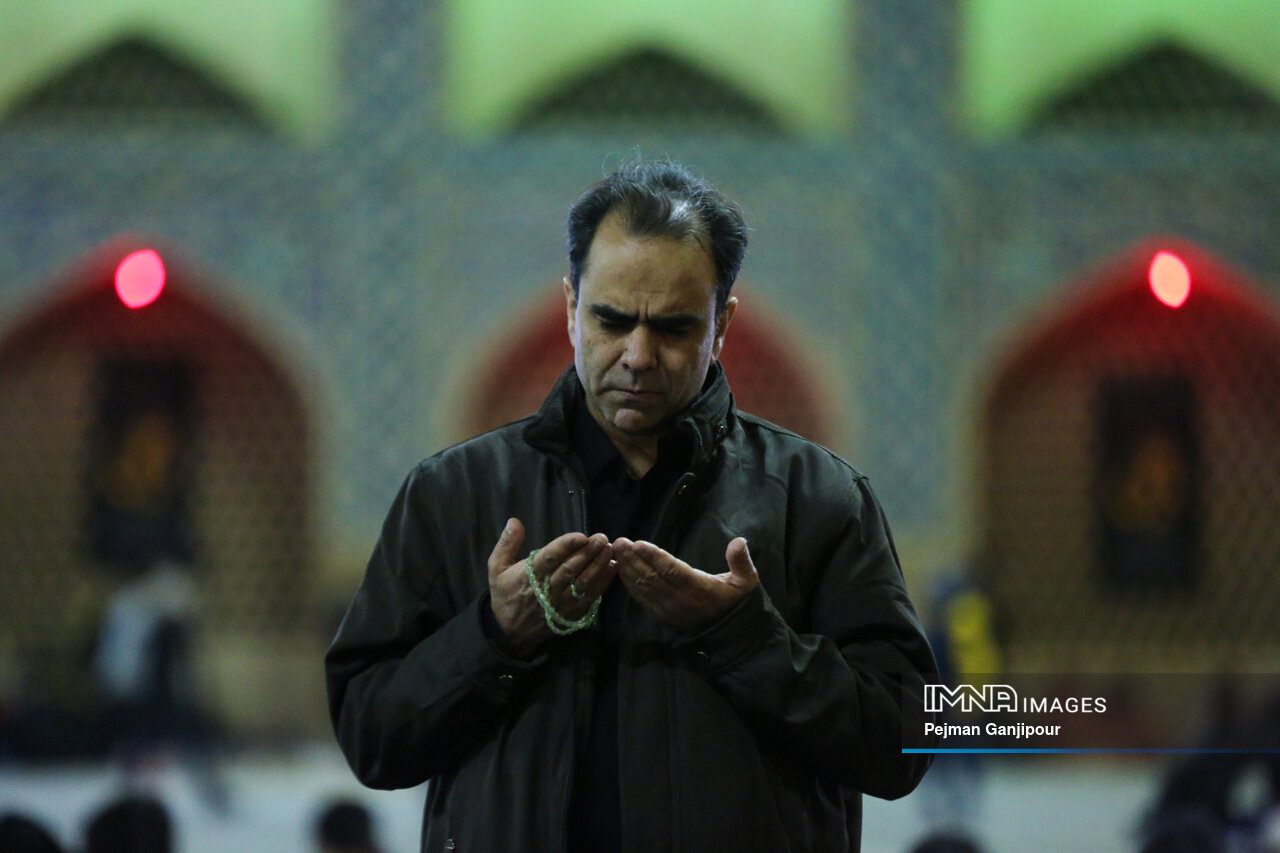 مسجدی که تا سحر بیدار میماند