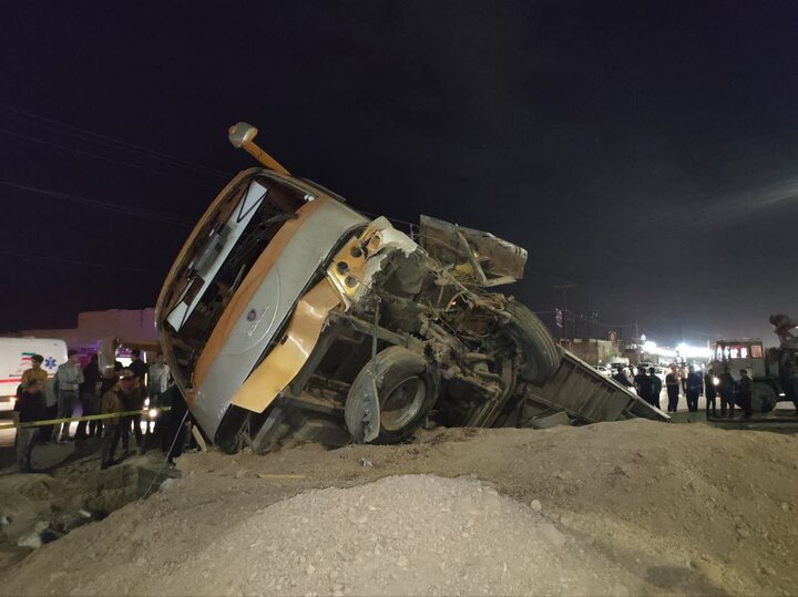 توجه نداشتن راننده اتوبوس یزد-کرج به جلو حادثه آفرید/حال مصدومان حادثه مساعد است