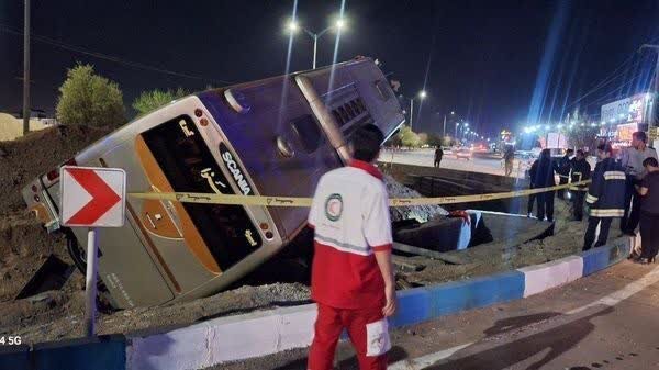 توجه نداشتن راننده اتوبوس یزد-کرج به جلو حادثه آفرید/حال مصدومان حادثه مساعد است