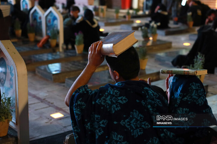 حال و هوای گلزار شهدای کرمان در شب‌های قدر