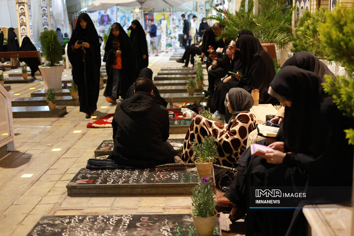 حال و هوای گلزار شهدای کرمان در شب‌های قدر