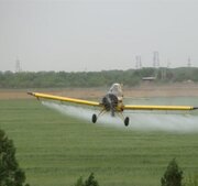 استقرار هواپیمای سم‌پاش در دره‌شهر استان ایلام