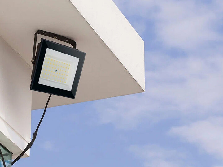 بهترین پروژکتور های روشنایی برای باغ و محوطه بهترین پروژکتور های روشنایی برای باغ و محوطه