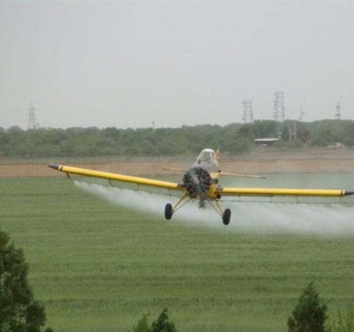 استقرار هواپیمای سم‌پاش در دره‌شهر استان ایلام