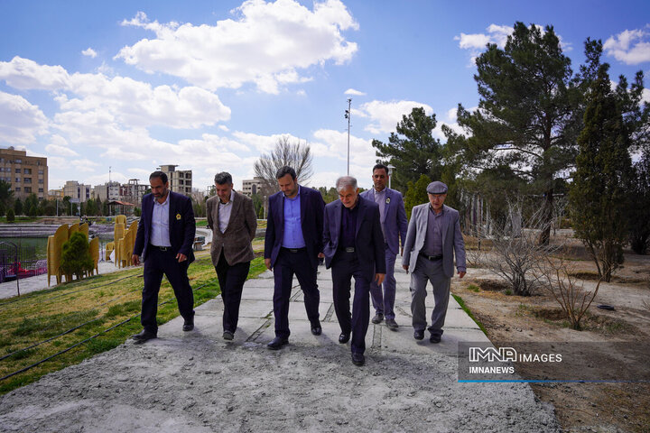 بازدید رئیس و اعضای شورای شهر اصفهان از مجموعه باغ فدک