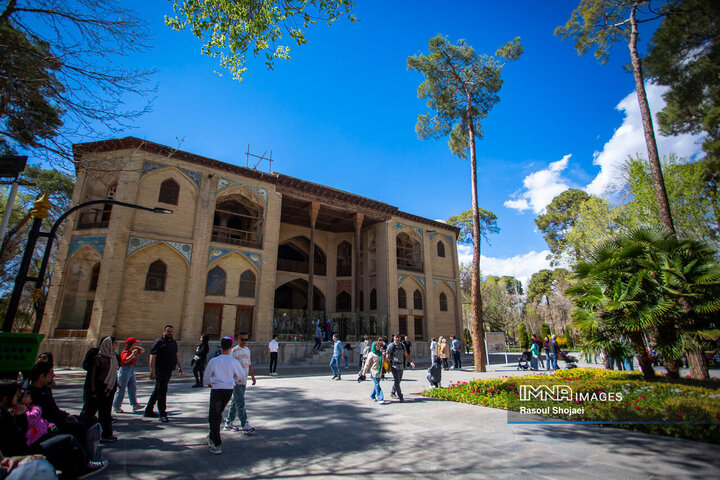 حضور مسافران نوروزی در کاخ هشت بهشت