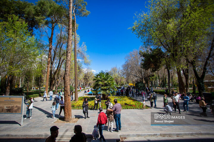 حضور مسافران نوروزی در کاخ هشت بهشت