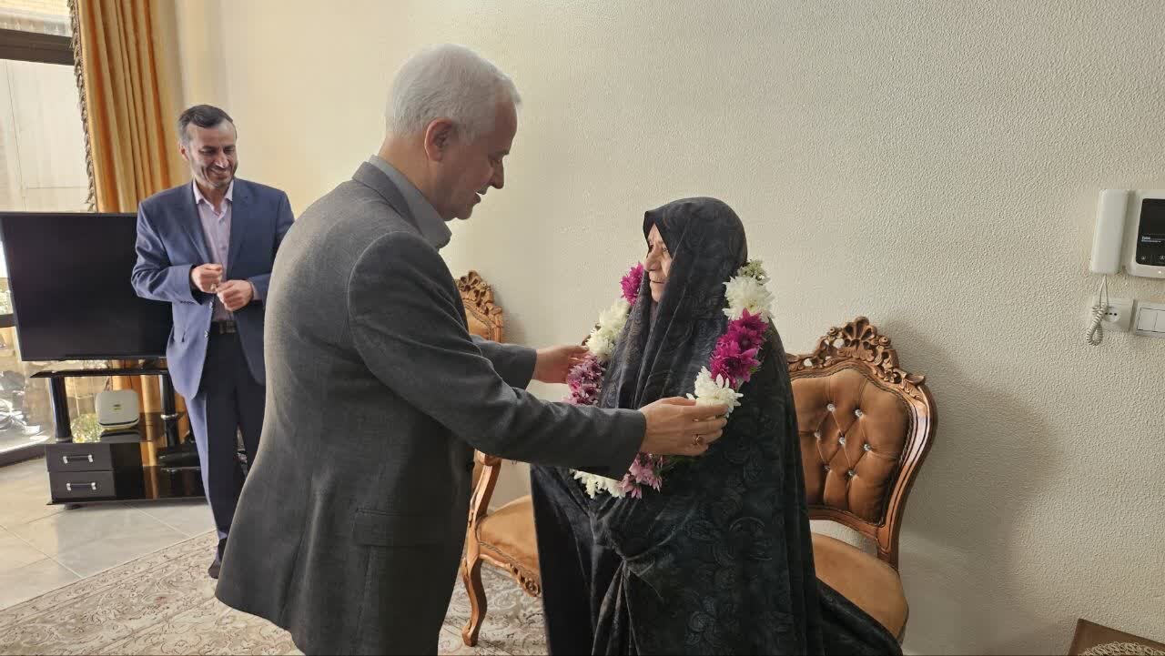 دیدار شهردار و مدیر منطقه ۱۰ اصفهان با مادر بنیانگذار خانواده قرآنی در ماه رمضان