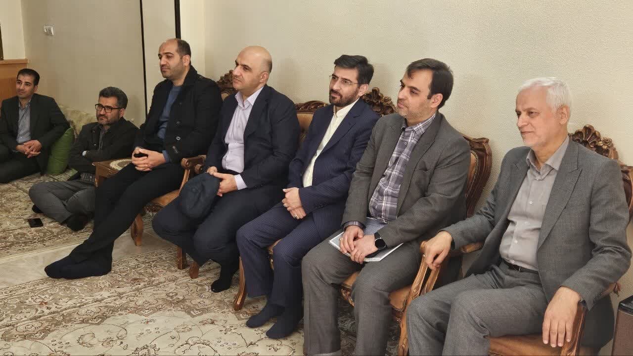 دیدار شهردار و مدیر منطقه ۱۰ اصفهان با مادر بنیانگذار خانواده قرآنی در ماه رمضان