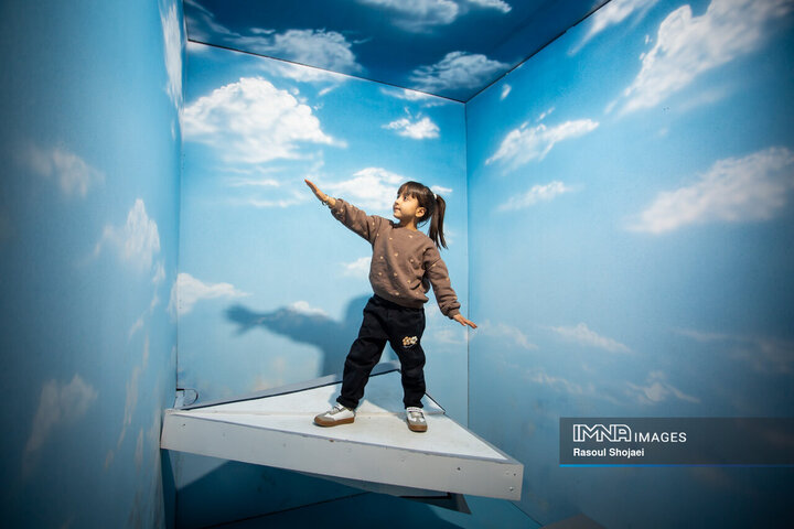 آیین بهره‌برداری از نخستین بازیکده نور کشور در اصفهان