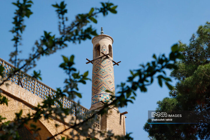 حضور مسافران نوروزی در منارجنبان اصفهان