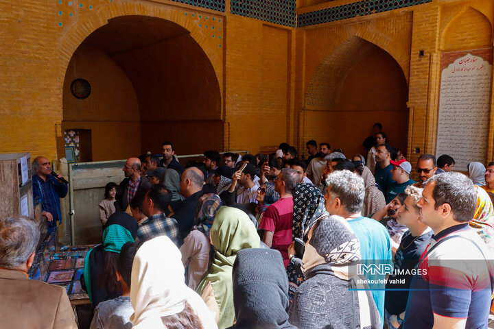 حضور مسافران نوروزی در منارجنبان اصفهان