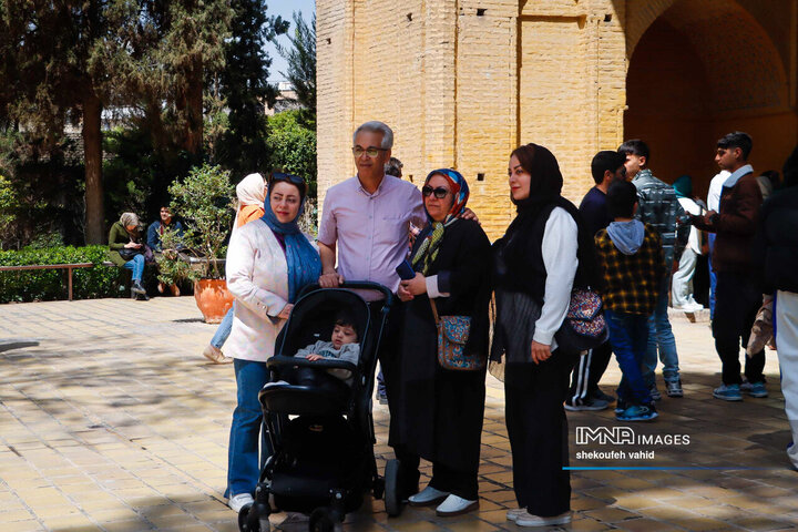 حضور مسافران نوروزی در منارجنبان اصفهان