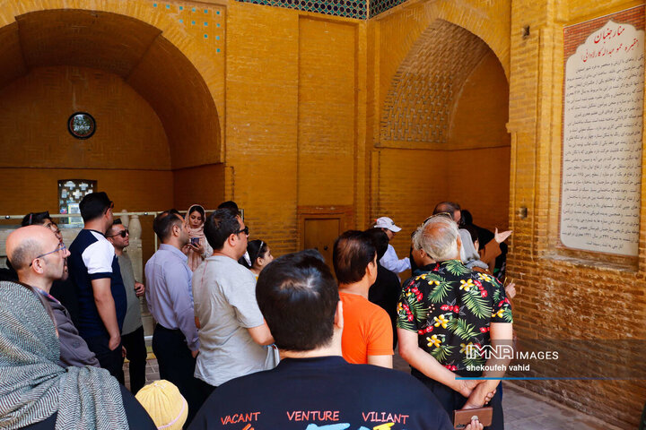 حضور مسافران نوروزی در منارجنبان اصفهان