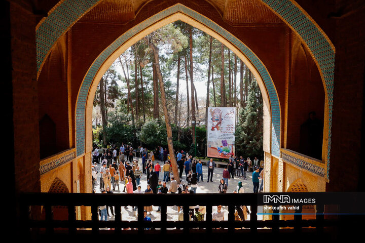 حضور مسافران نوروزی در منارجنبان اصفهان