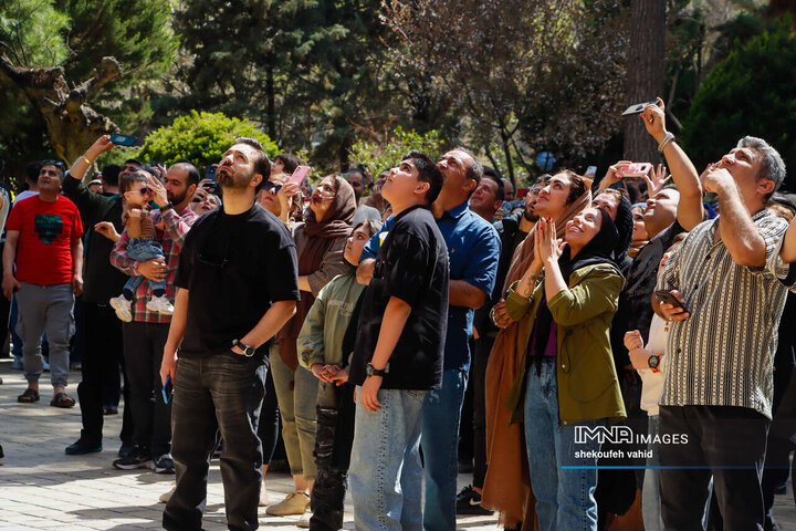 حضور مسافران نوروزی در منارجنبان اصفهان