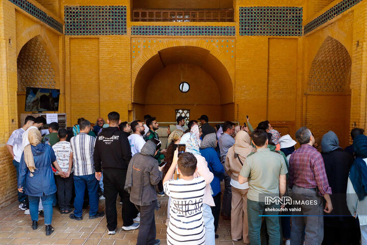 حضور مسافران نوروزی در منارجنبان اصفهان